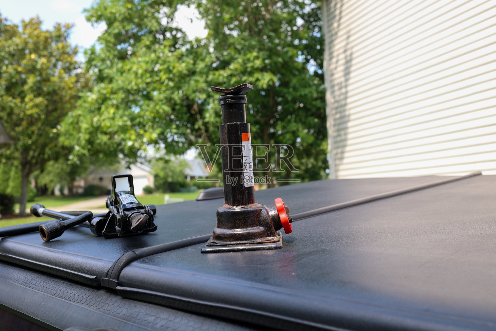 一种小型便携式液压汽车千斤顶，安装在皮卡顶上照片摄影图片