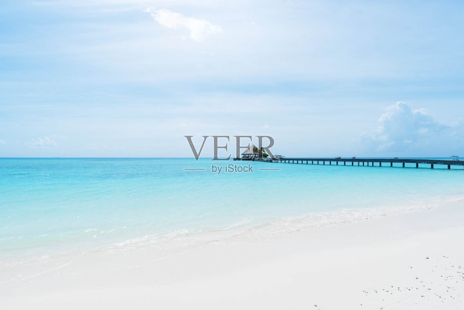 木桥码头进入绿松石海照片摄影图片