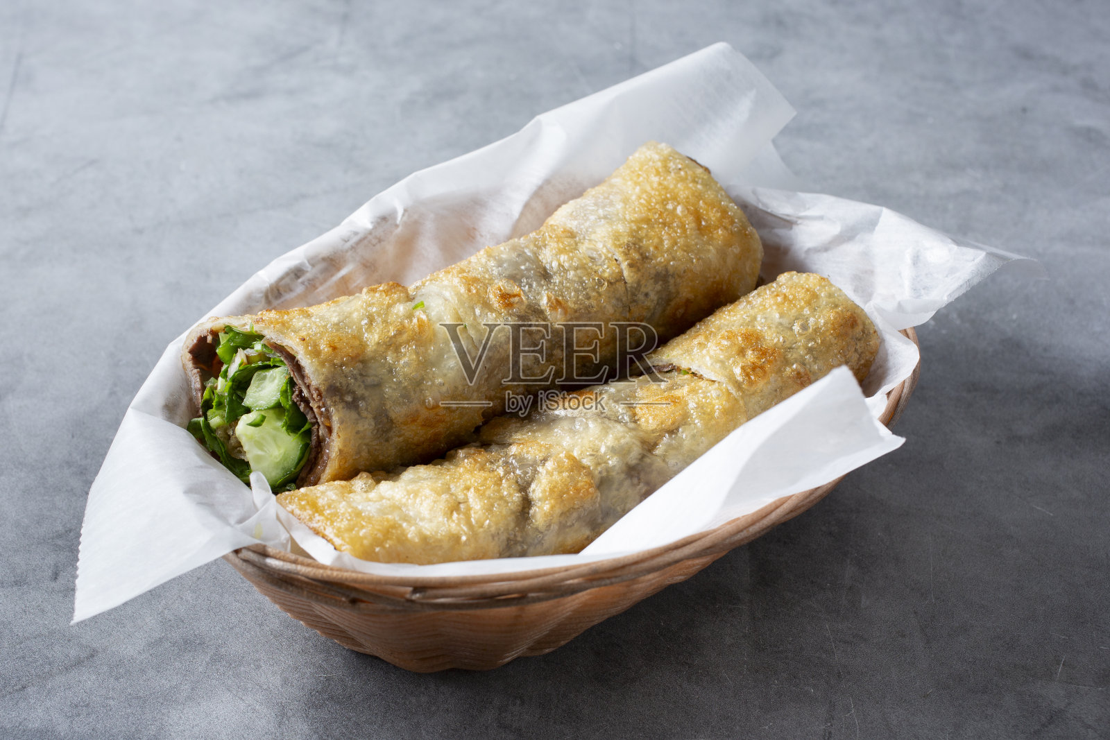 一篮牛肉卷照片摄影图片