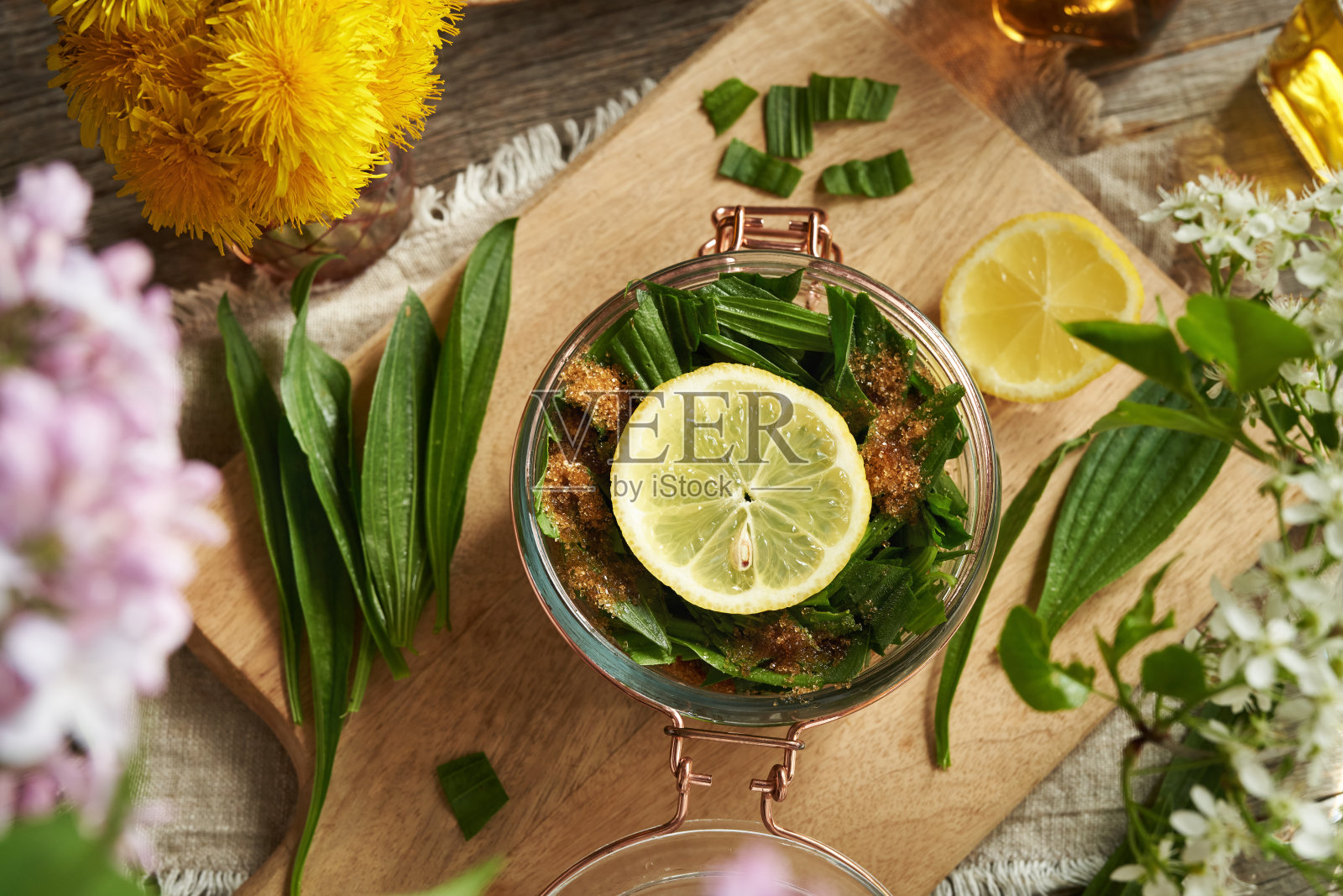 用新鲜车前草叶、糖和柠檬制作车前草止咳糖浆照片摄影图片