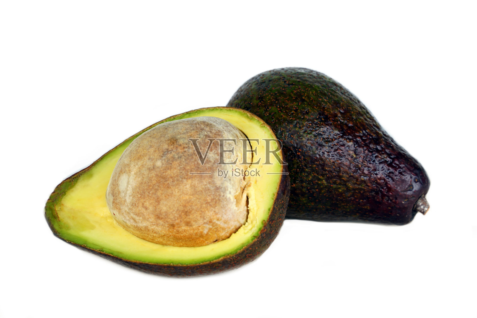 牛油果的分离和横截面显示了牛油果的不同部分。它是一种果皮粗糙，中间只有一颗种子的水果。肉质细黄，油味浓，常食养生。照片摄影图片