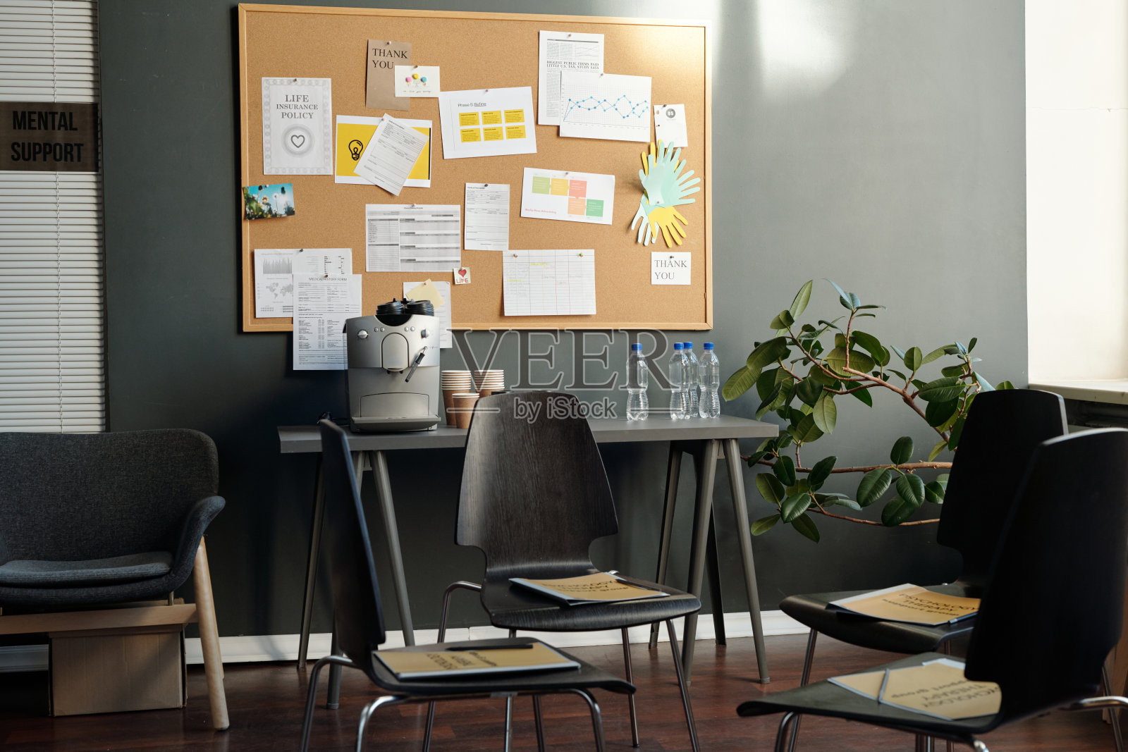 心理咨询师办公室里的一组椅子照片摄影图片