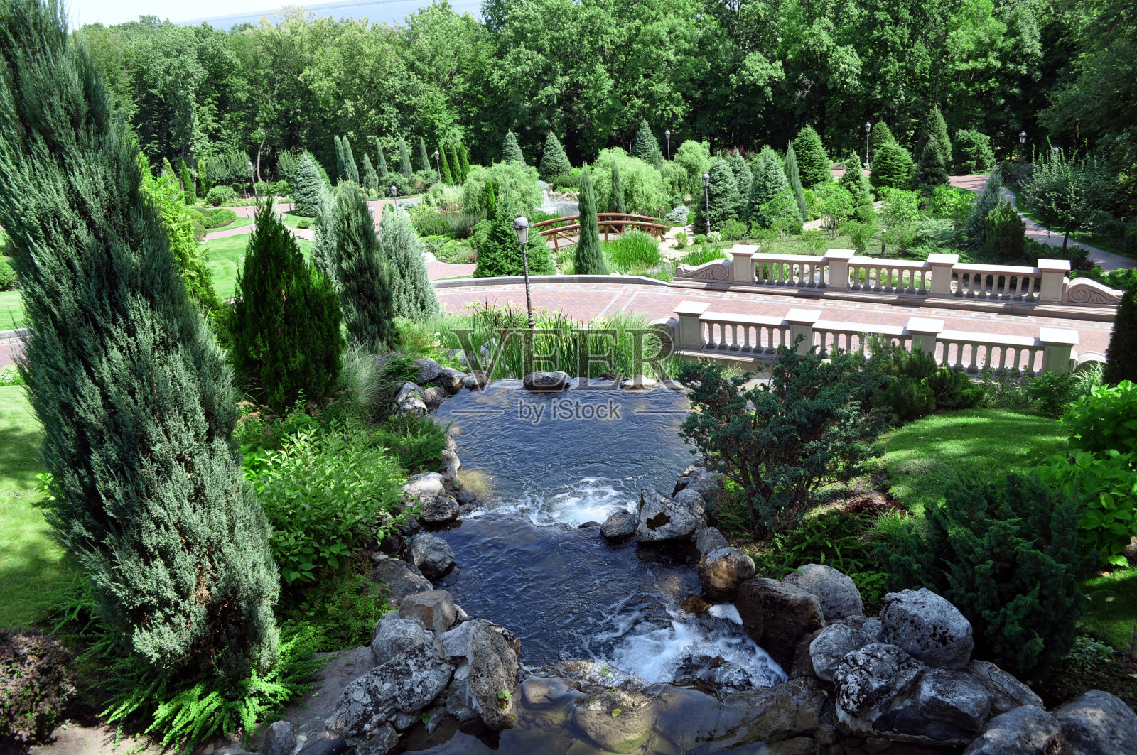 梅日戈尔耶国家公园位于乌克兰历史悠久的公园内，公园内有步道、古雅冷杉、古朴雕塑、松针、池塘，是一个保存完好的美丽公园照片摄影图片