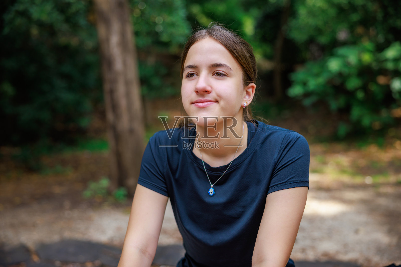 夏天穿着t恤享受自然公园的美丽少女肖像照片摄影图片