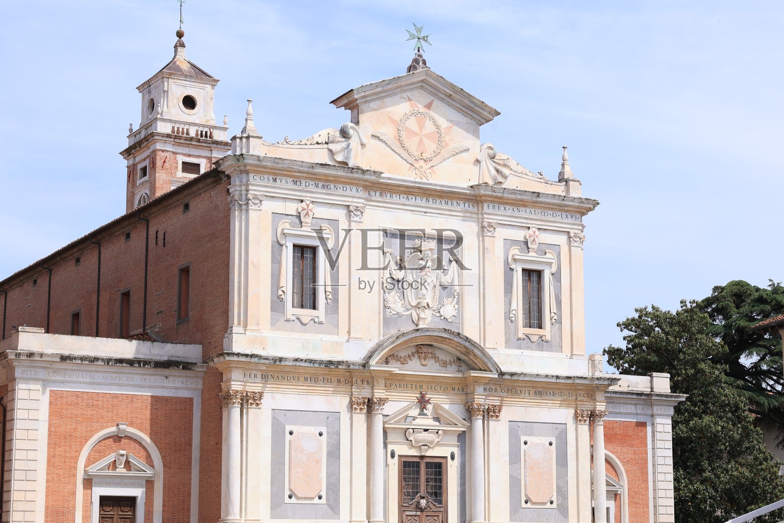 比萨老城阳光明媚的春日照片摄影图片