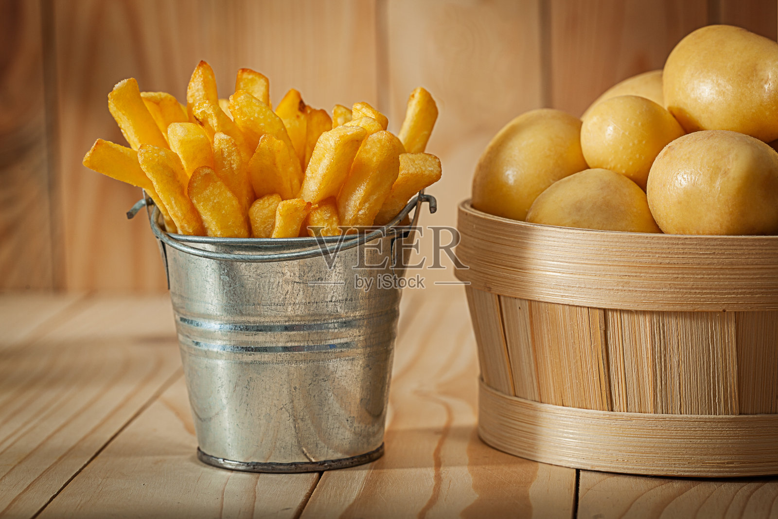 土豆薯条和整个土豆在木头背景。照片摄影图片
