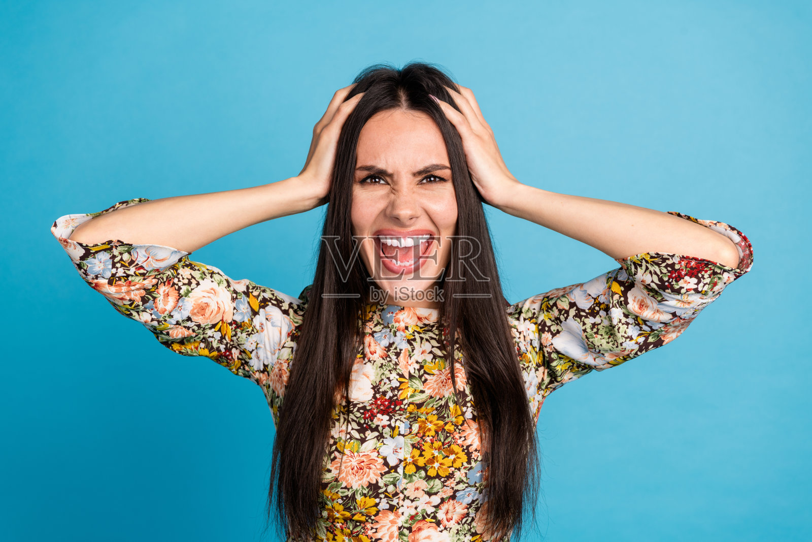 照片中愤怒的暴怒的女士穿着印花服装手臂头空白的空间孤立的蓝色背景照片摄影图片