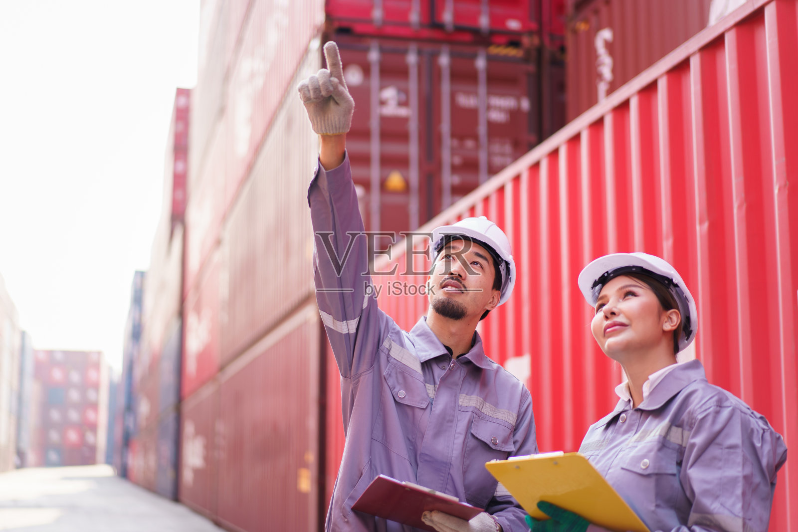 后勤工程师一起工作。照片摄影图片