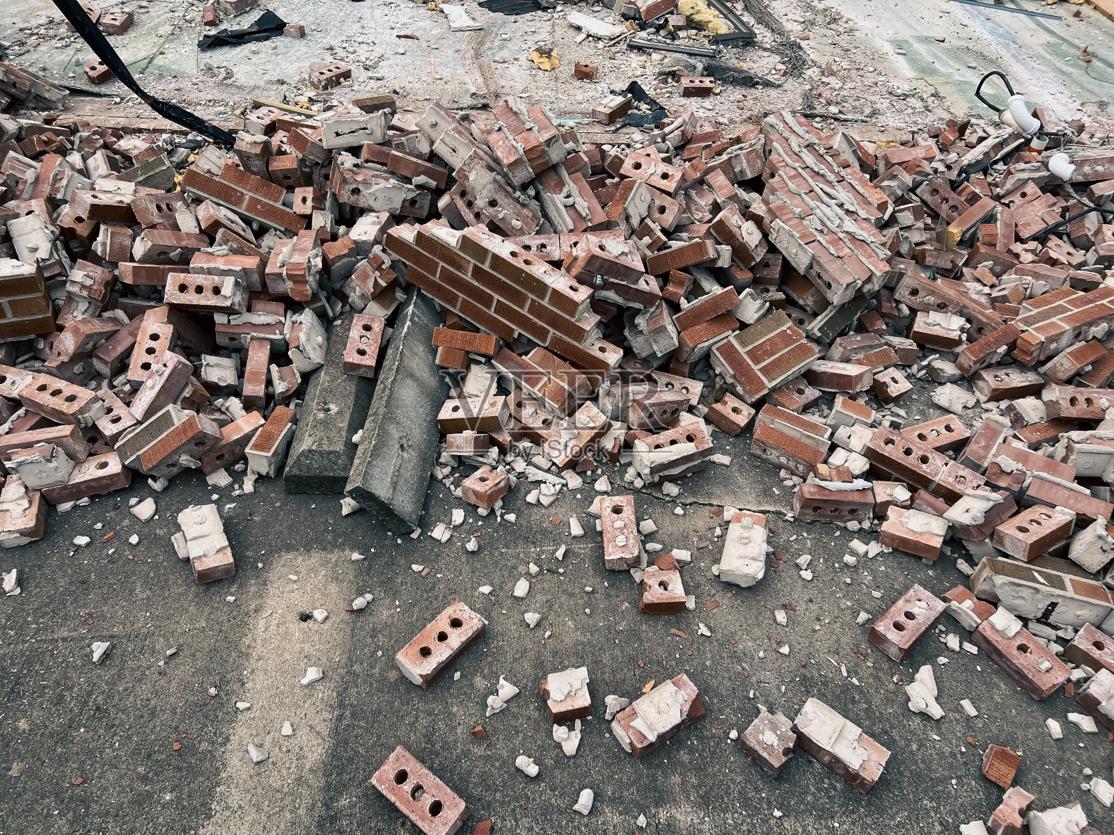 拆迁工地的一堆砖头和碎片照片摄影图片