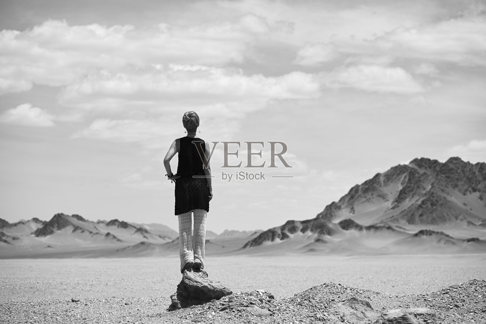 亚洲美女在水墨画风格的山间旅行照片摄影图片