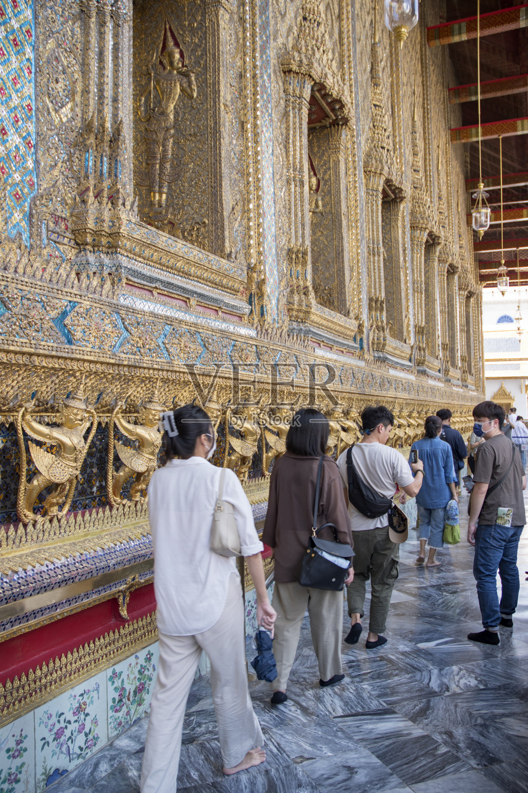 成群的游客参观曼谷大皇宫风景如画的玉佛寺照片摄影图片