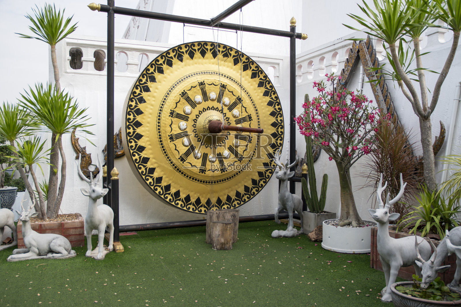 曼谷的金山寺或笏刹寺的锣和钟。照片摄影图片