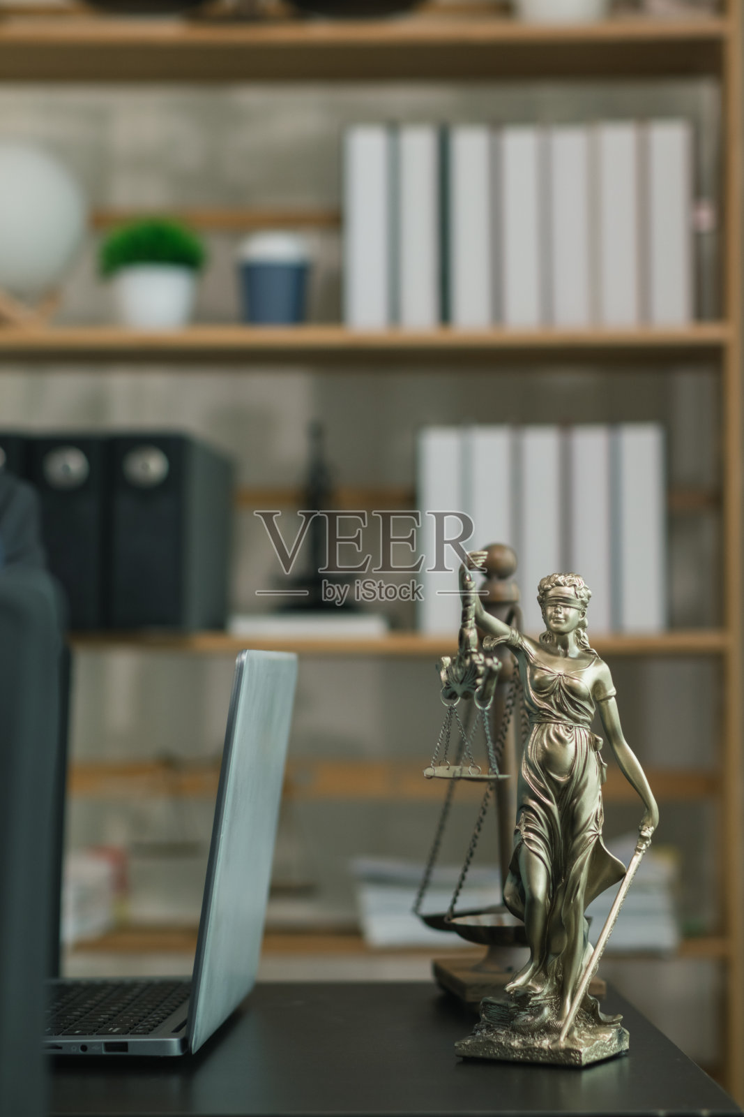 律所以忒弥斯女神雕像作为正义的象征，彰显事实的真实性和公正审判的权力。照片摄影图片