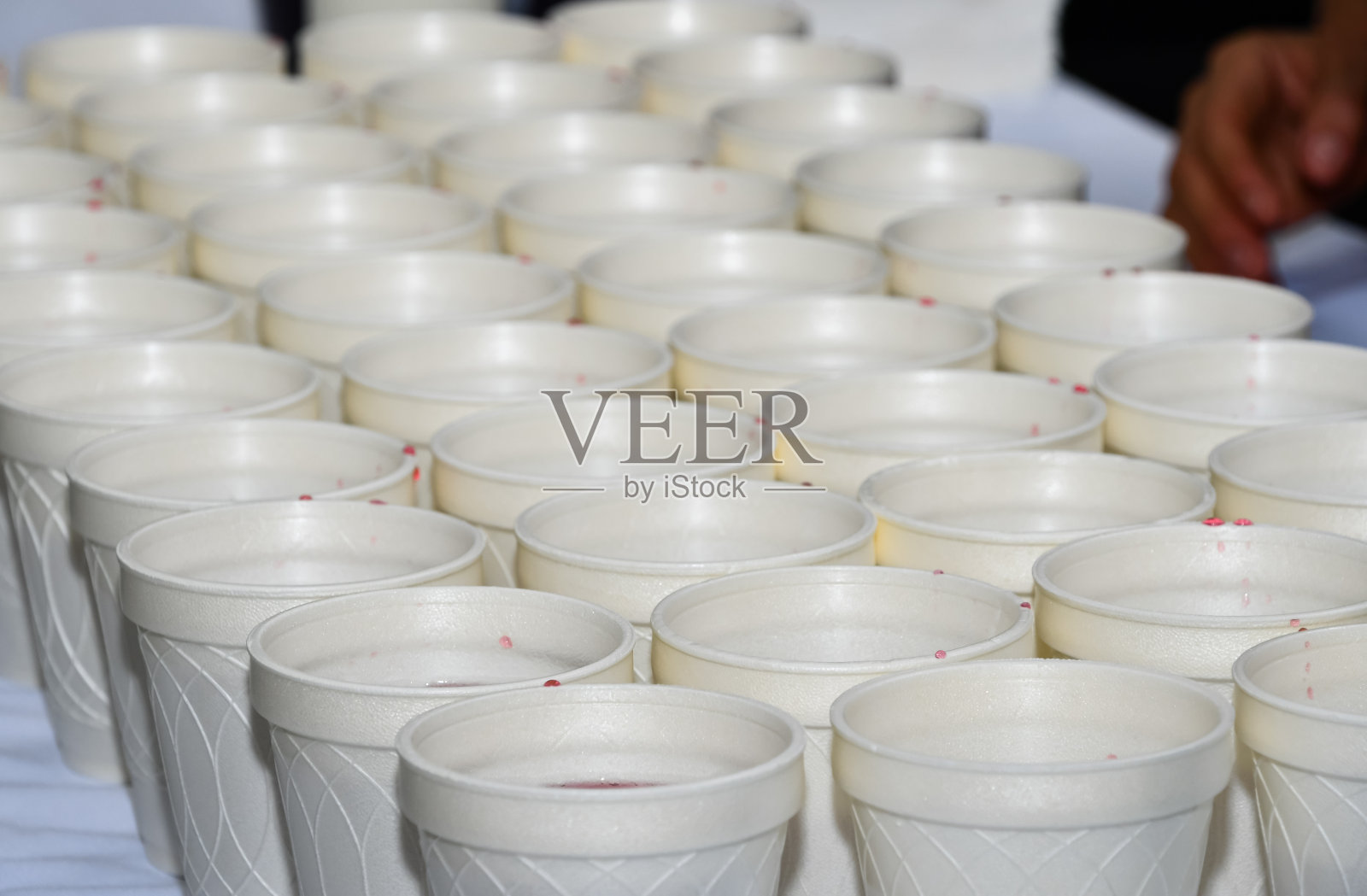 一套可生物降解的，充满水的杯子照片摄影图片