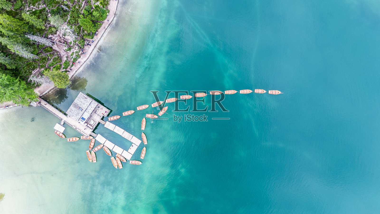 意大利白云石山脉的布雷斯湖照片摄影图片