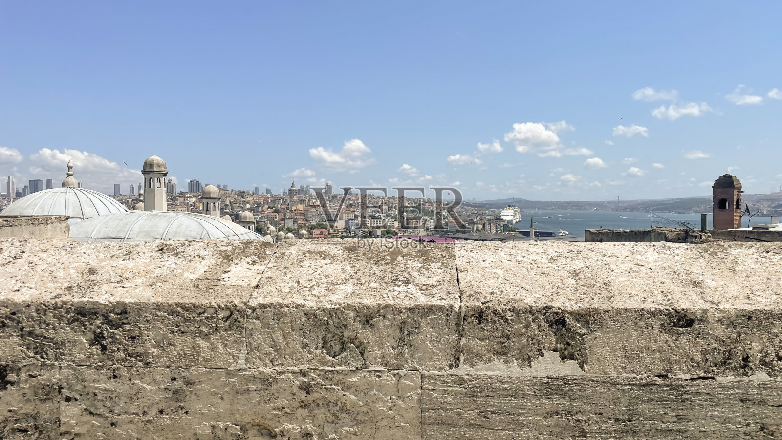 在伊斯坦布尔历史悠久的半岛上，从苏莱曼清真寺的花园里俯瞰伊斯坦布尔和博斯普鲁斯海峡。照片摄影图片