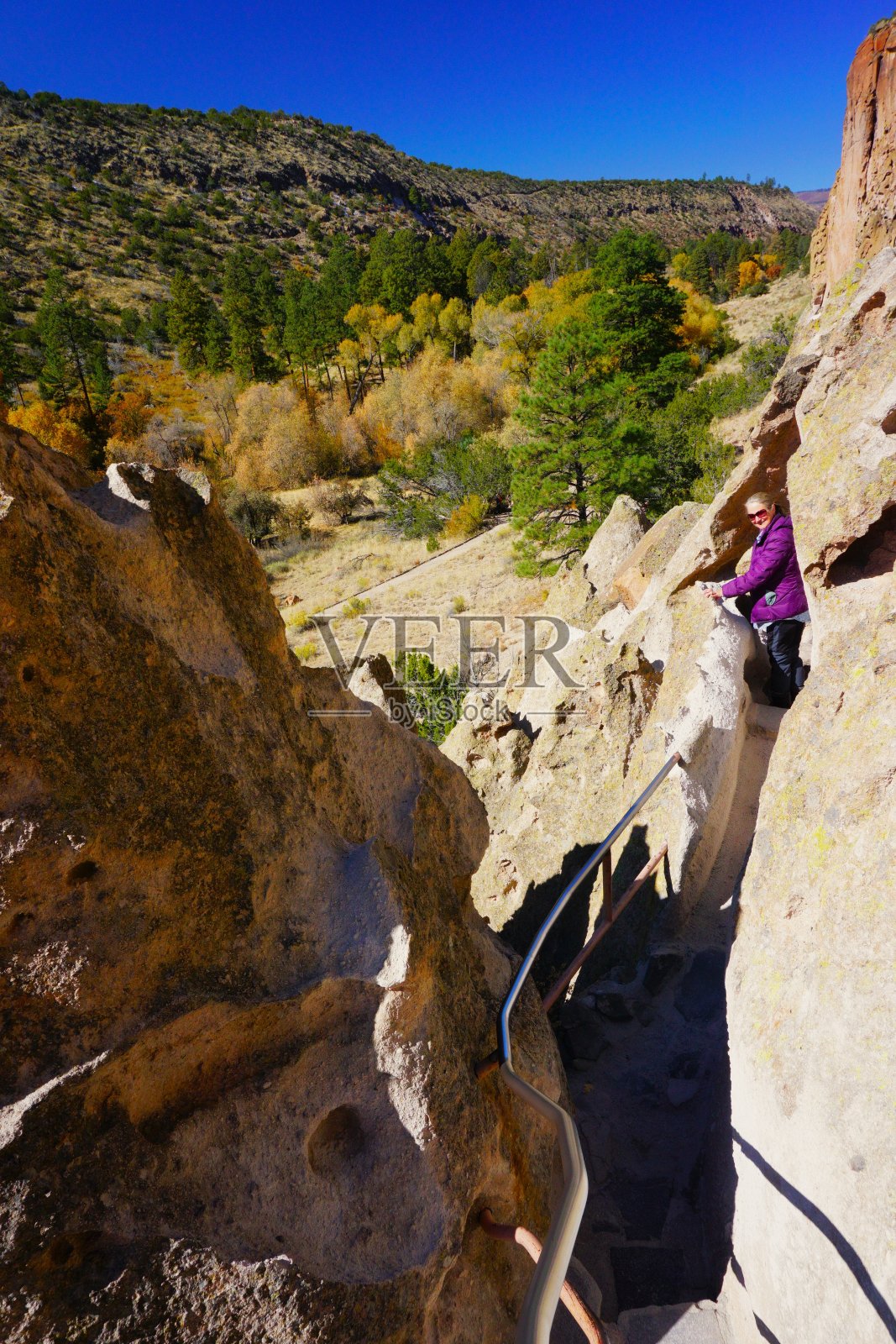 新墨西哥州班德利尔国家纪念碑的印第安洞穴和普韦布洛人照片摄影图片