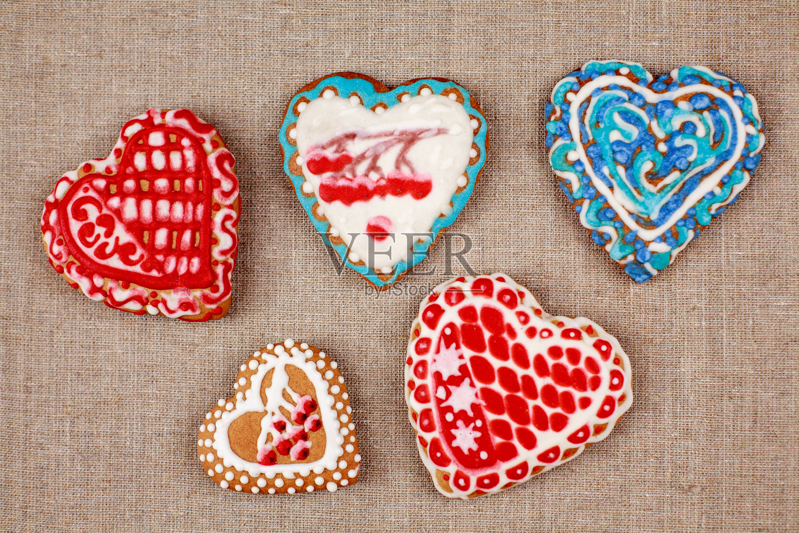 姜饼饼干新鲜出炉的和磨砂圣诞烘焙食品的节日照片摄影图片