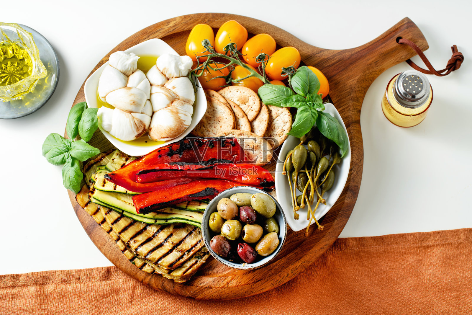 搭配意大利夏季食物和烤蔬菜:马苏里拉干酪、圣女果、烤茄子和西葫芦、橄榄和刺山柑照片摄影图片
