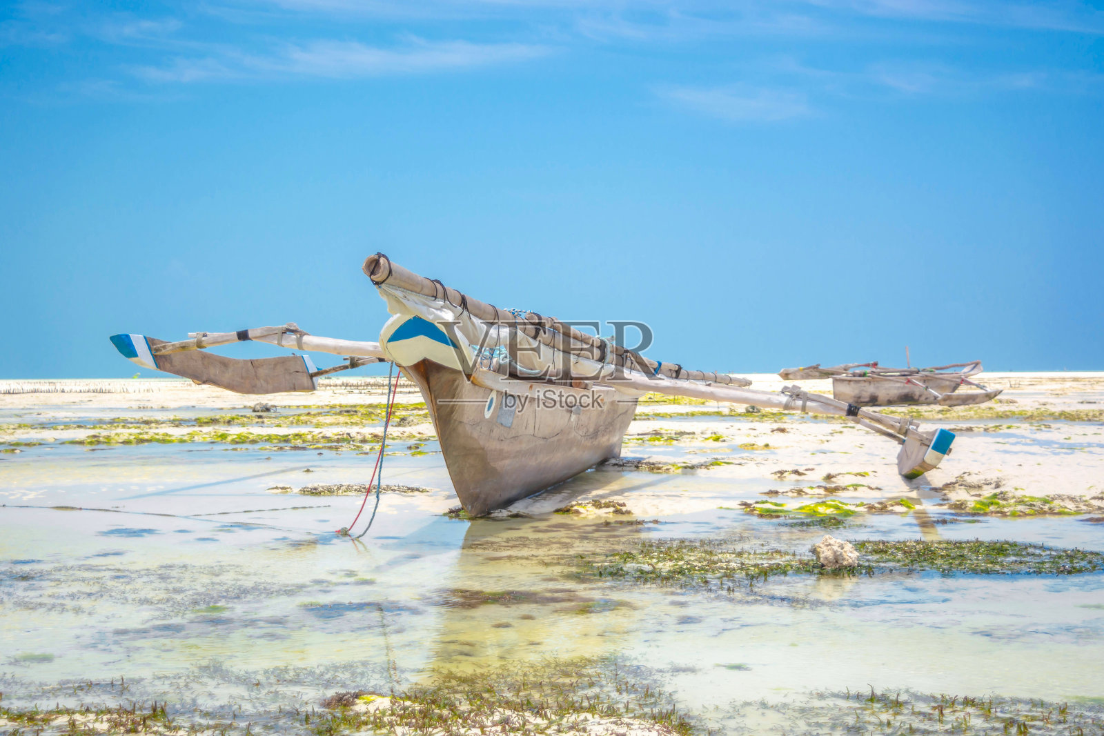 海滩上的单桅帆船，坦桑尼亚桑给巴尔岛，印度洋，非洲照片摄影图片
