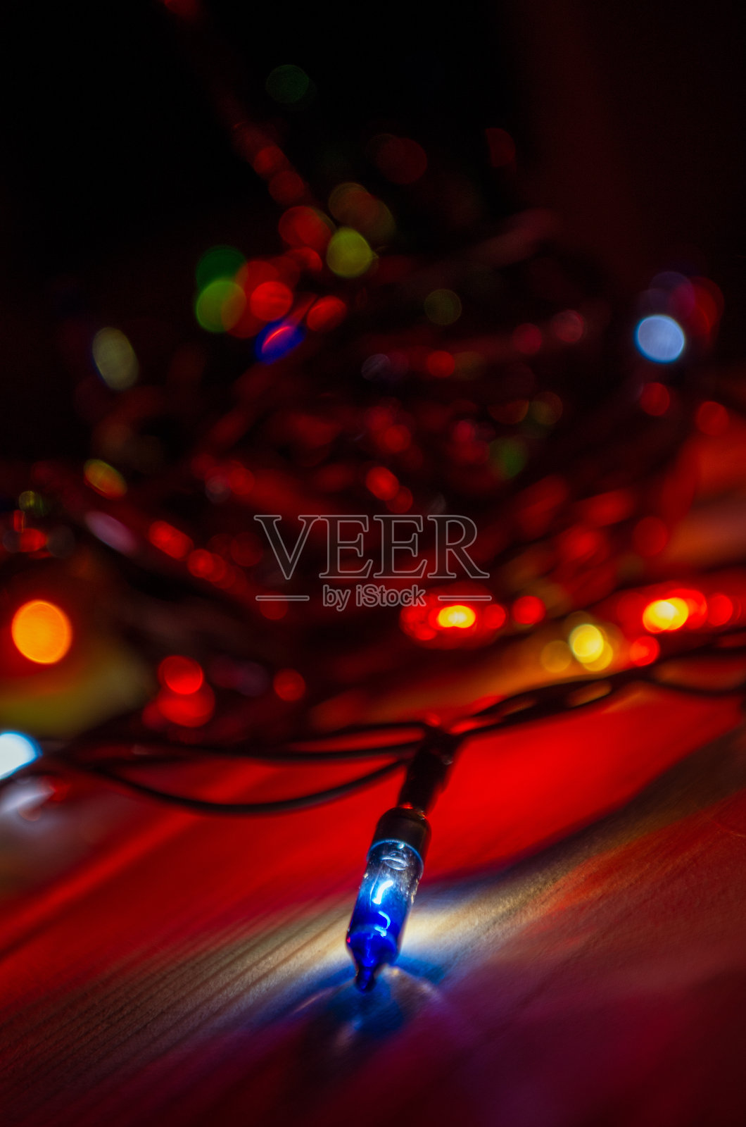 模糊失焦的明亮灯光的花环在一个黑暗的背景，近距离选择照片摄影图片