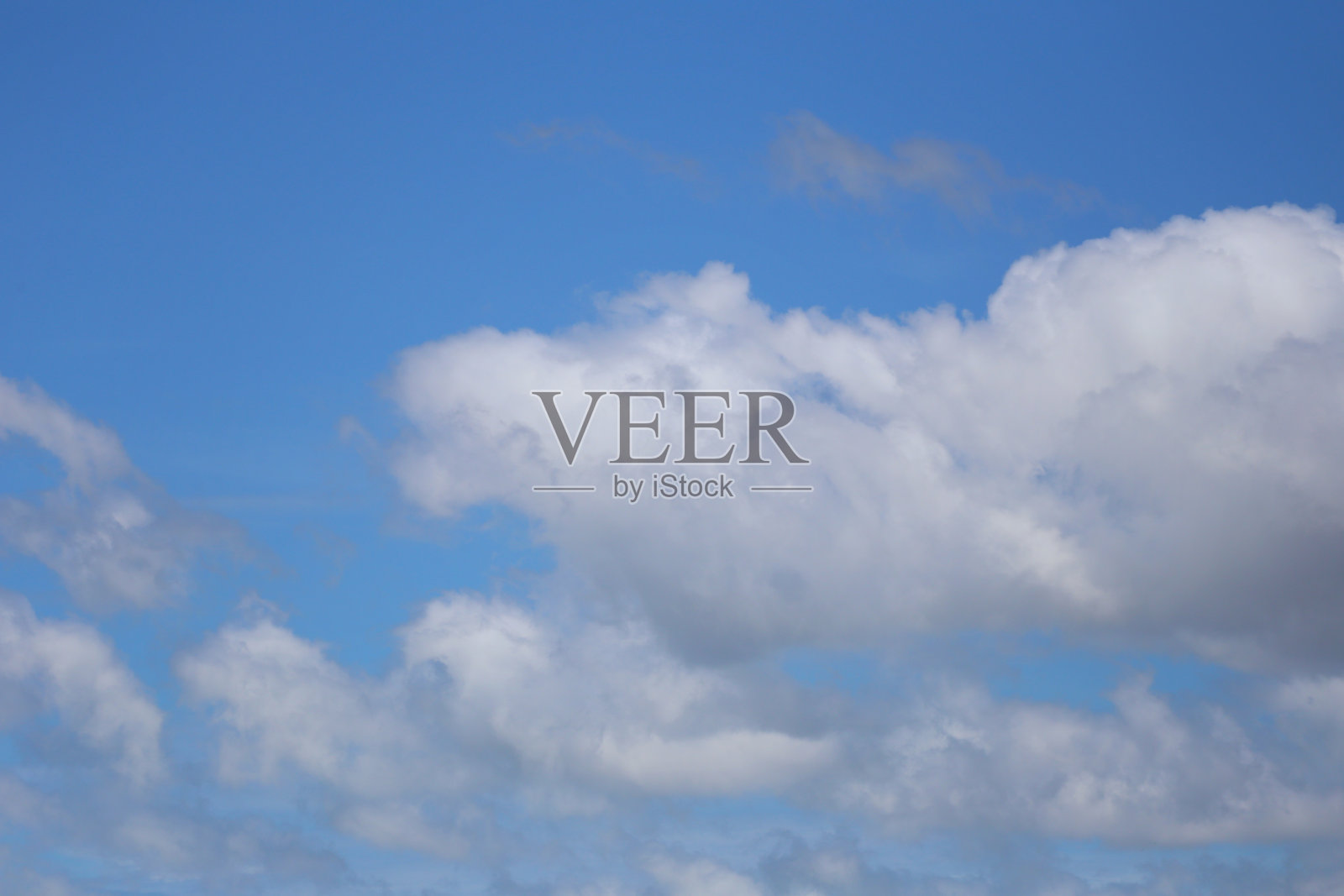 蓝天白云在白天的背景。照片摄影图片