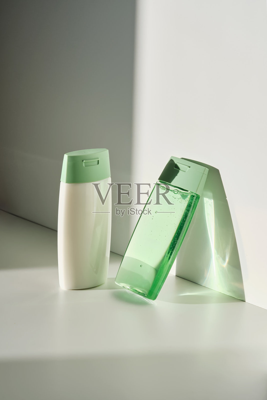 洗发水和护发素在白色背景与阳光。照片摄影图片