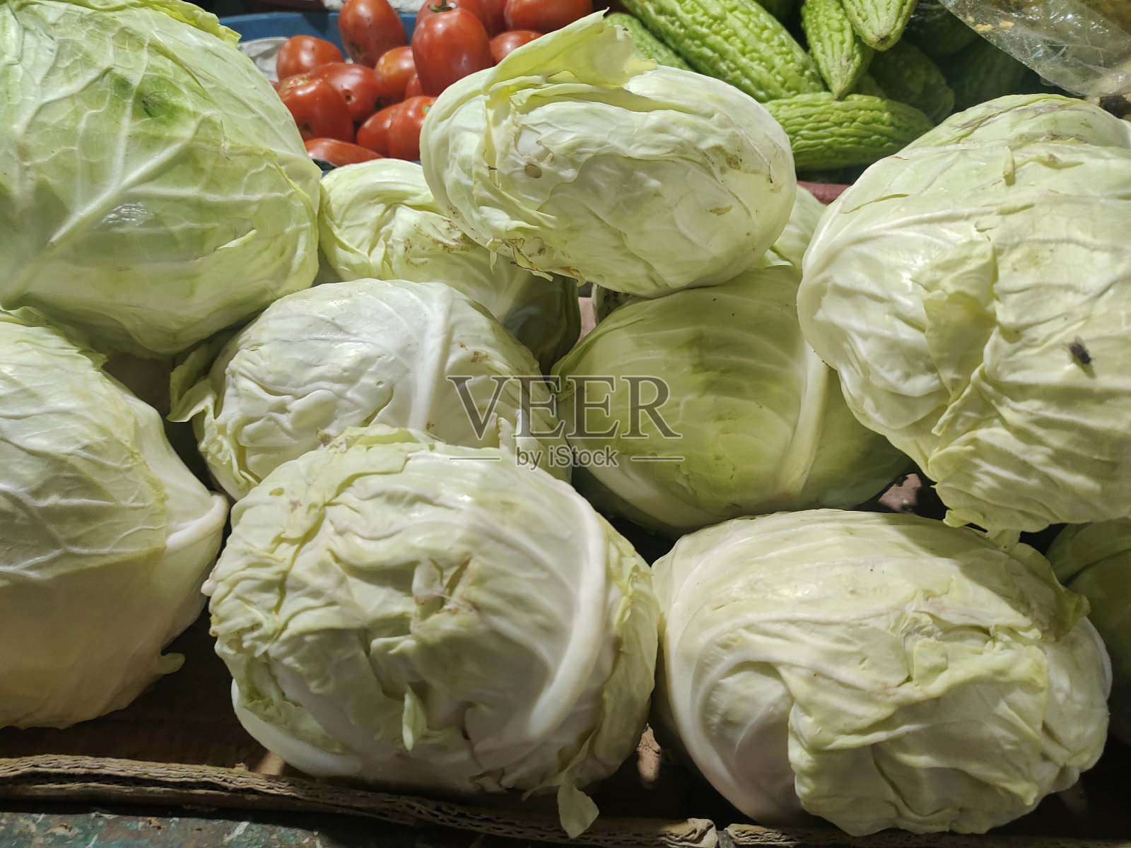 一束卷心菜在市场上准备出售照片摄影图片