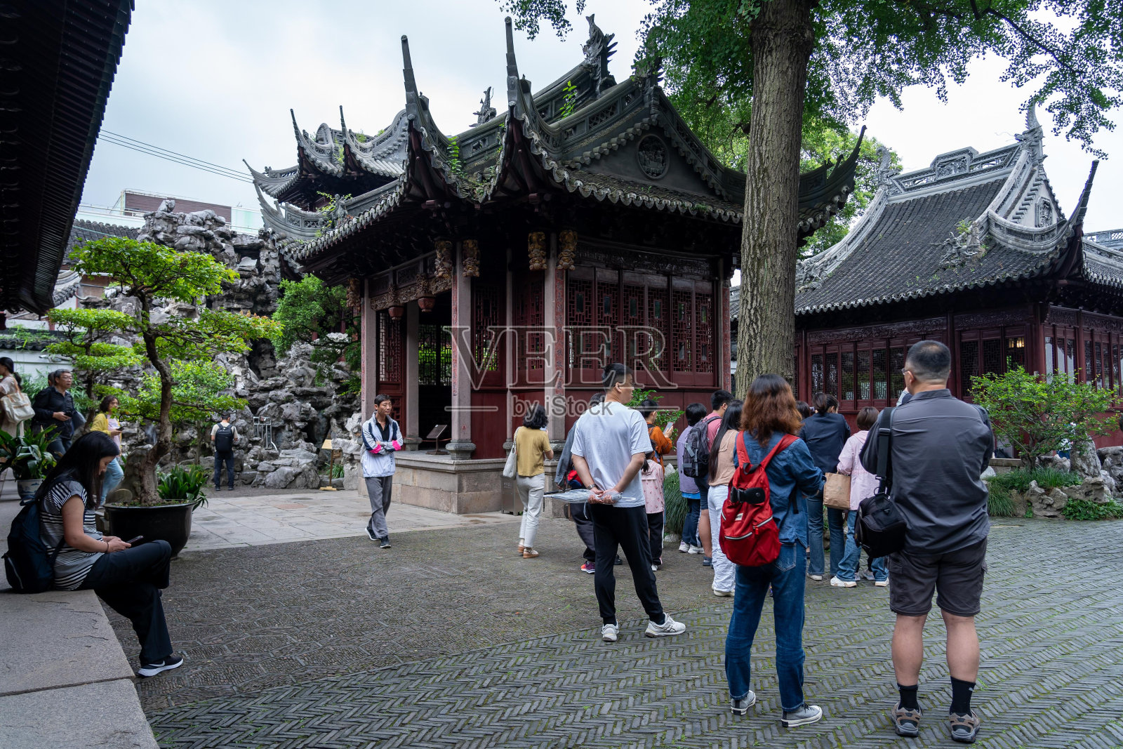 游客们在中国上海的豫园探索错综复杂的建筑。照片摄影图片