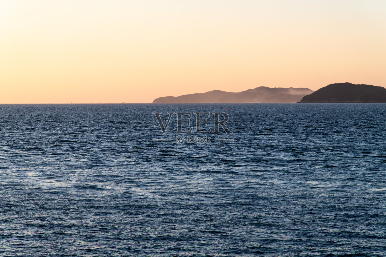 黄昏中的海与岛照片摄影图片