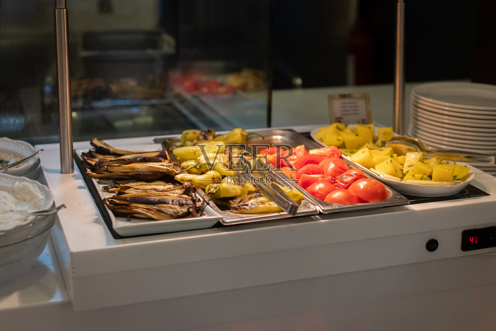 自助餐上烤蔬菜。照片摄影图片