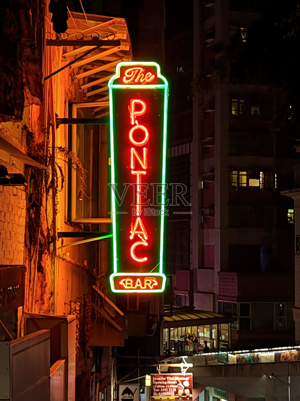 香港中环的庞蒂克酒吧霓虹灯招牌照片摄影图片