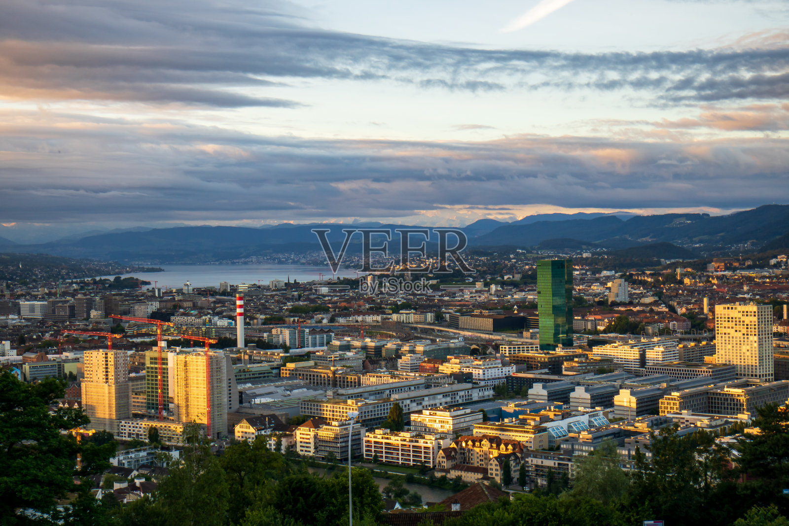05-07-2024瑞士苏黎世。在一个多云的夏日,从日出的角度俯瞰城市照片摄影图片