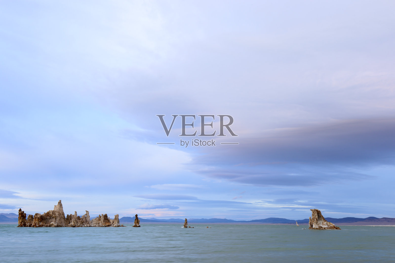 奇妙的色彩在莫诺湖与透镜状云移动在它的黄昏照片摄影图片