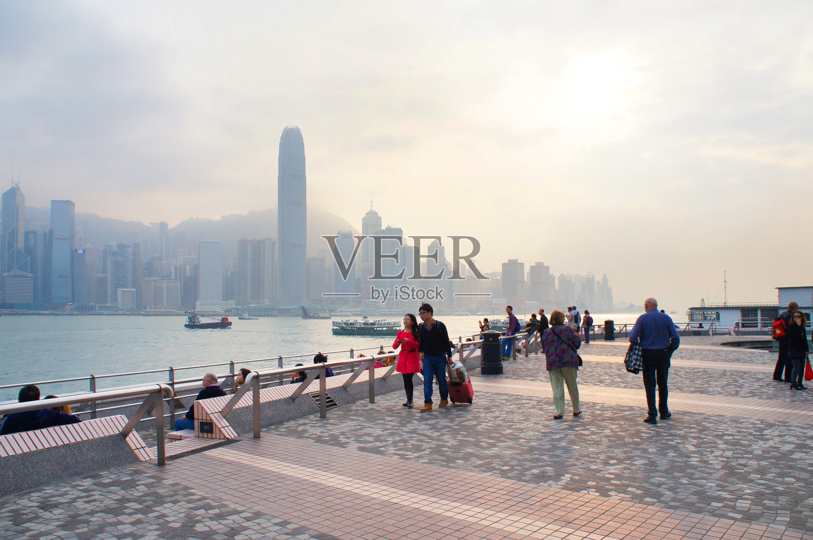 香港维多利亚港日落时的河堤照片摄影图片