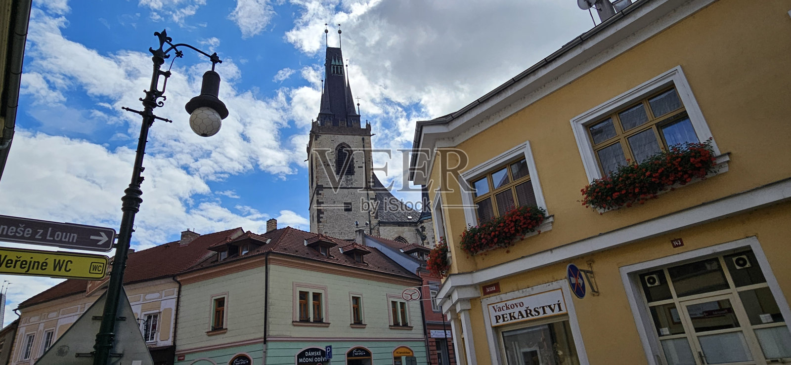 捷克隆尼色彩斑斓的街道上的传统建筑照片摄影图片