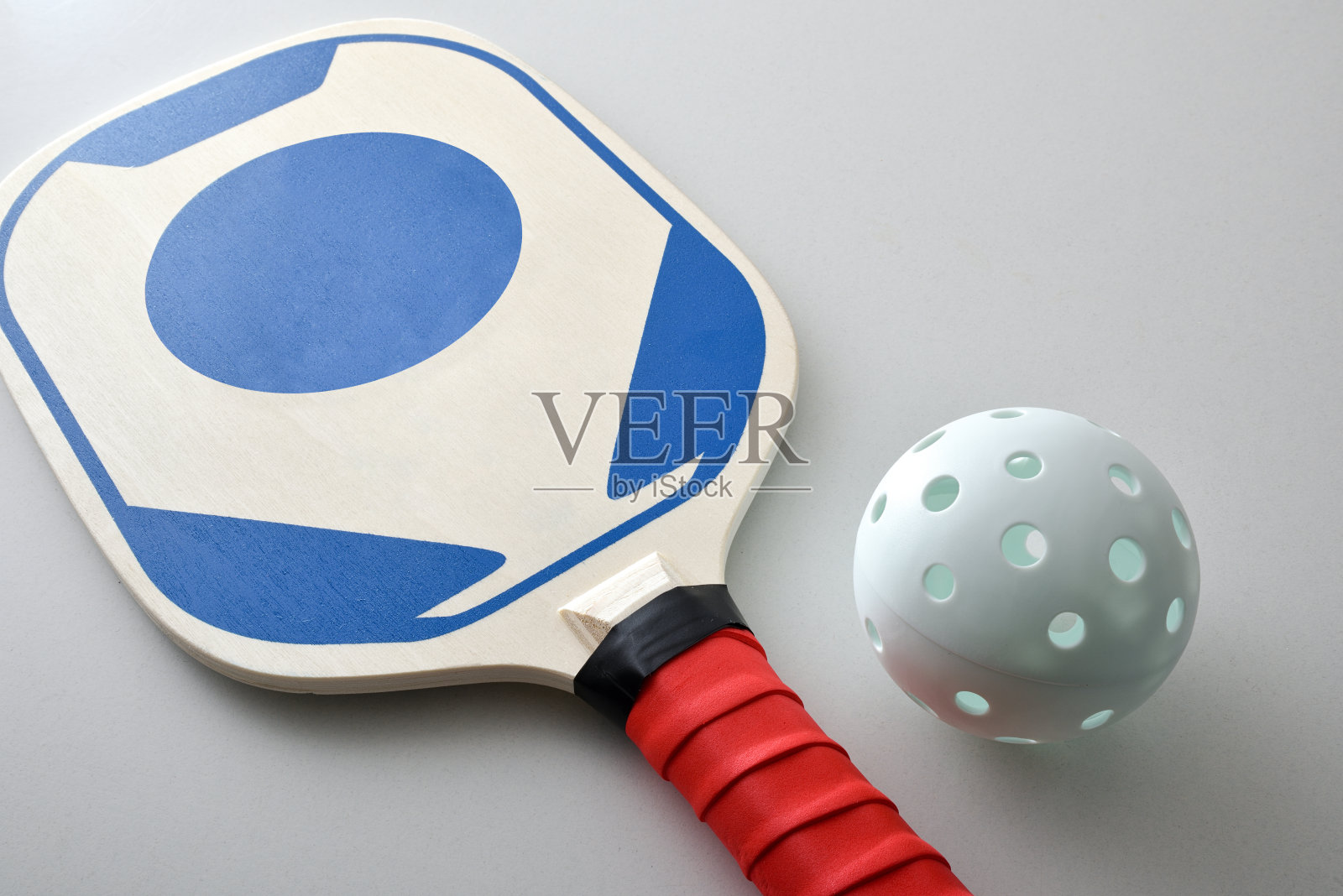 匹克球球拍的细节和球隔离在白色的桌子上照片摄影图片