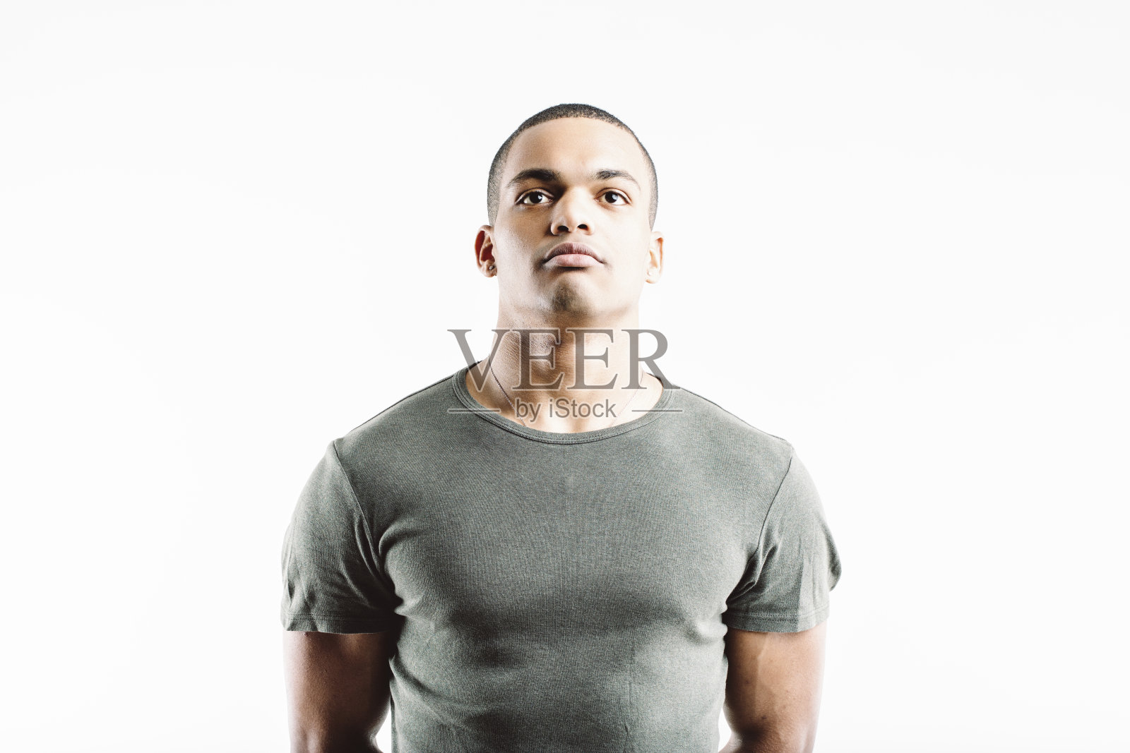 穿着绿衬衫的严厉男子，有军人风度照片摄影图片