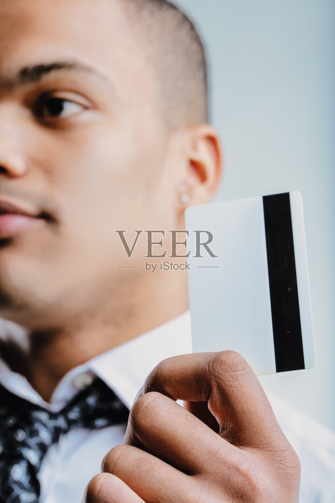 打领带的年轻人递名片照片摄影图片