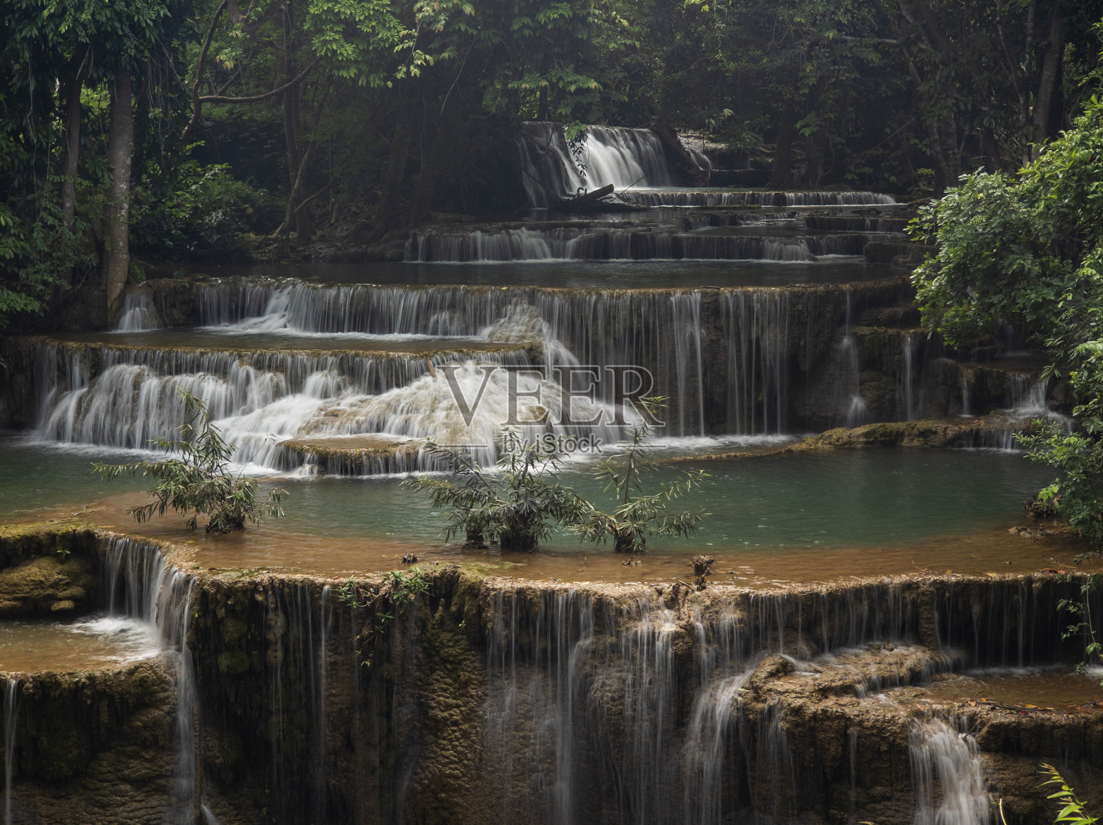 泰国北碧府的怀美卡明瀑布照片摄影图片