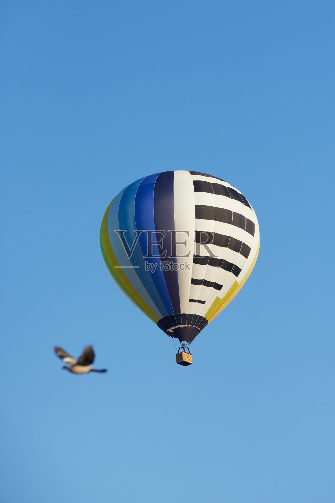 热气球孤立在深蓝色的天空中照片摄影图片