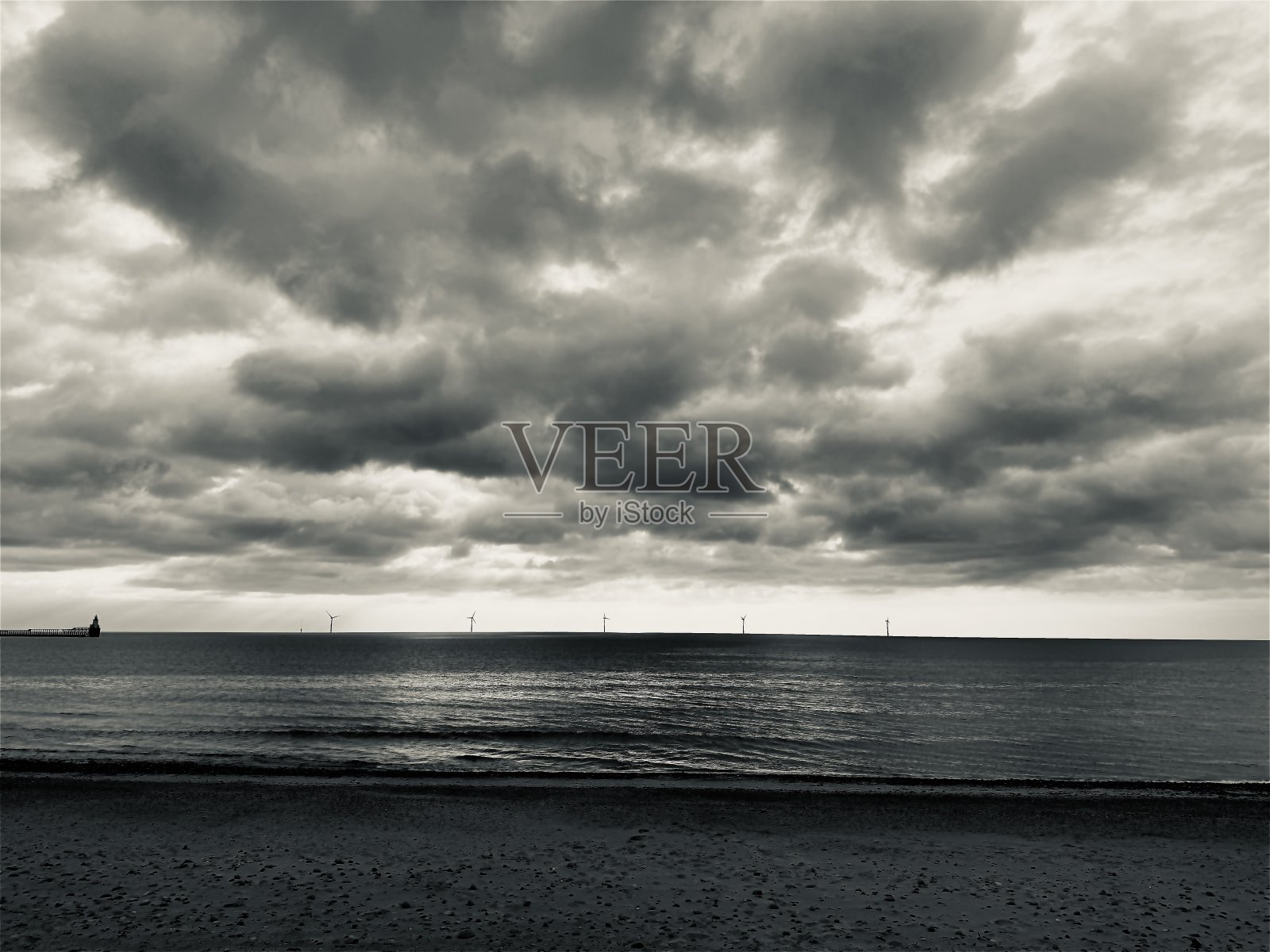 诺森伯兰郡北海上空不祥的乌云照片摄影图片