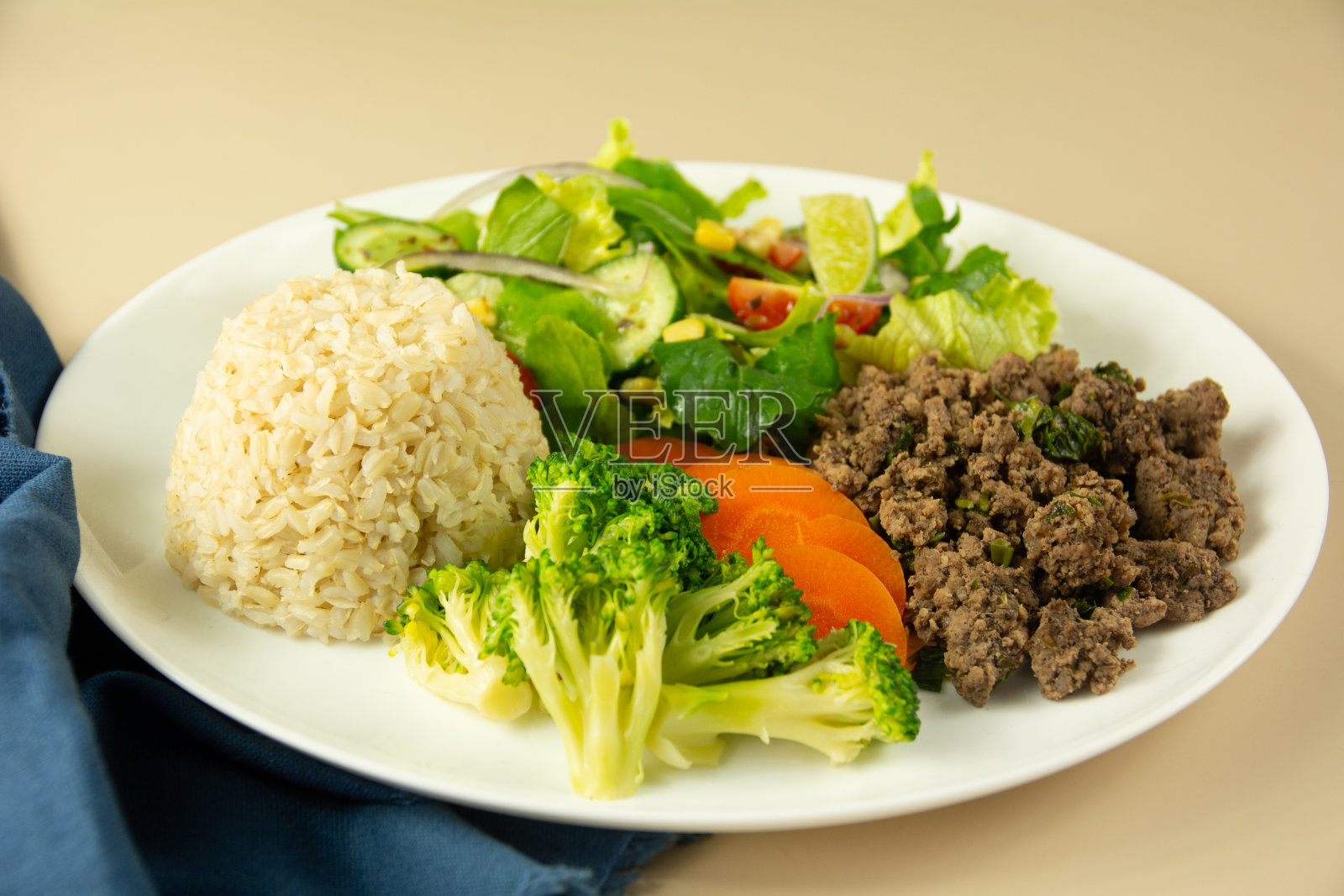 健康的一餐，蒸西兰花，胡萝卜，糙米，和充满活力的混合蔬菜沙拉。照片摄影图片