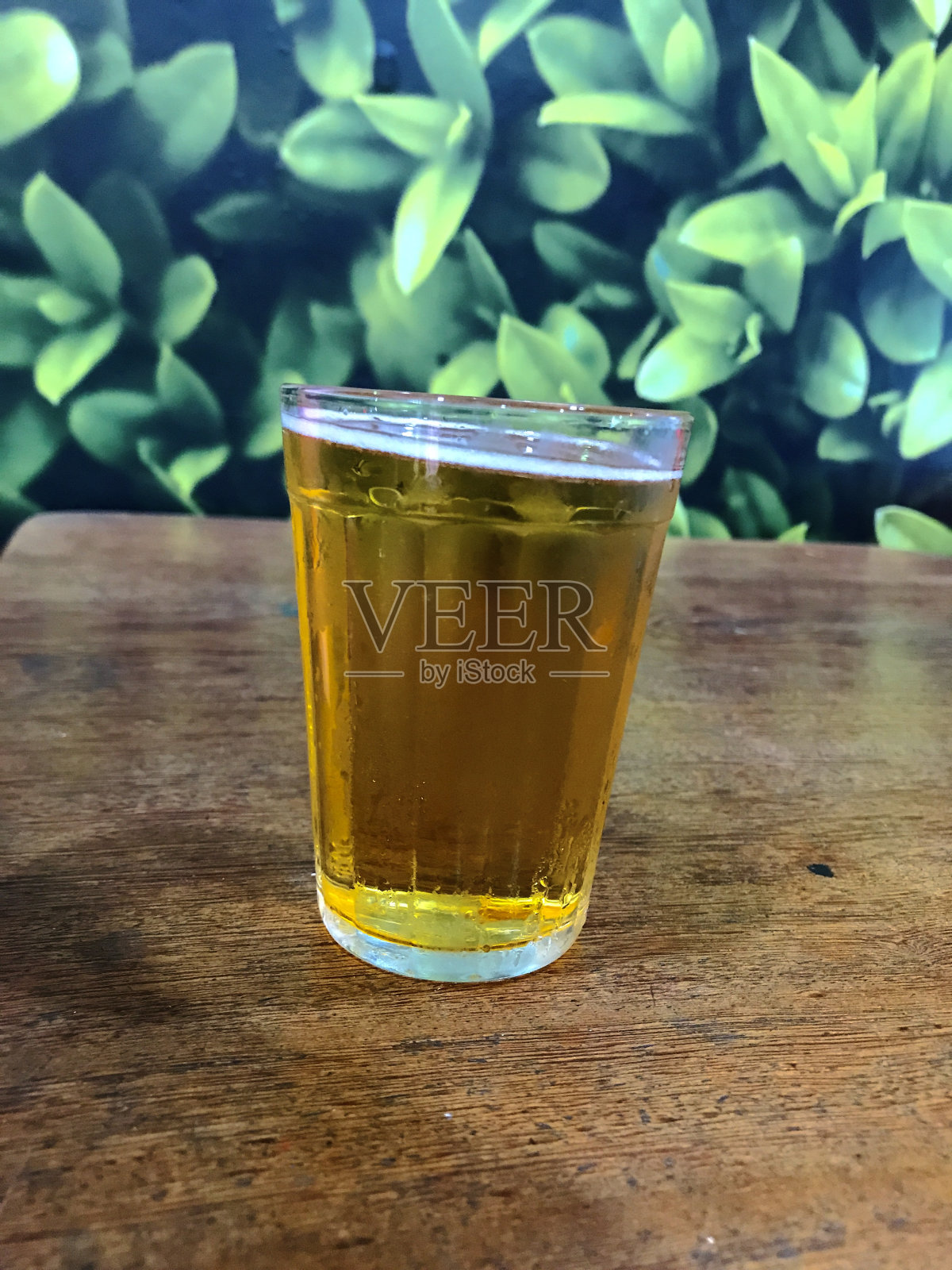 啤酒节日。吧台桌上有一杯啤酒。照片摄影图片