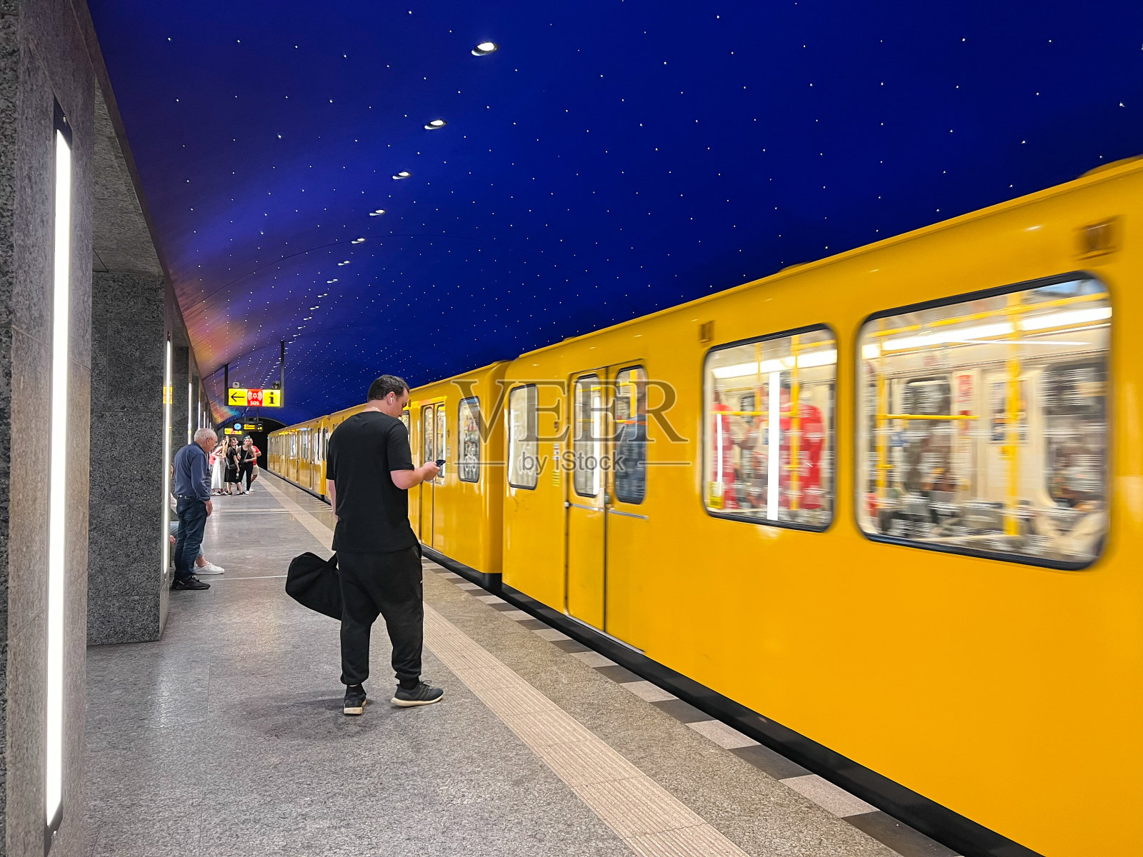 柏林博物馆地铁列车即将进站照片摄影图片