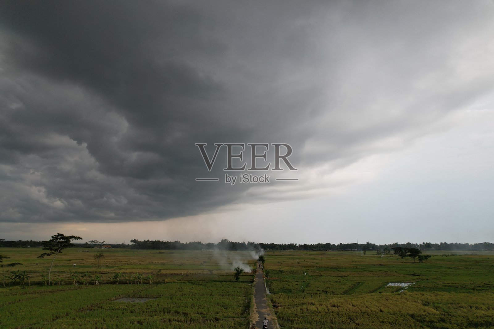 积雨云是高耸的垂直云，非常高，密度大，与雷暴和其他寒冷天气有关。农田中的积云和雨云。照片摄影图片