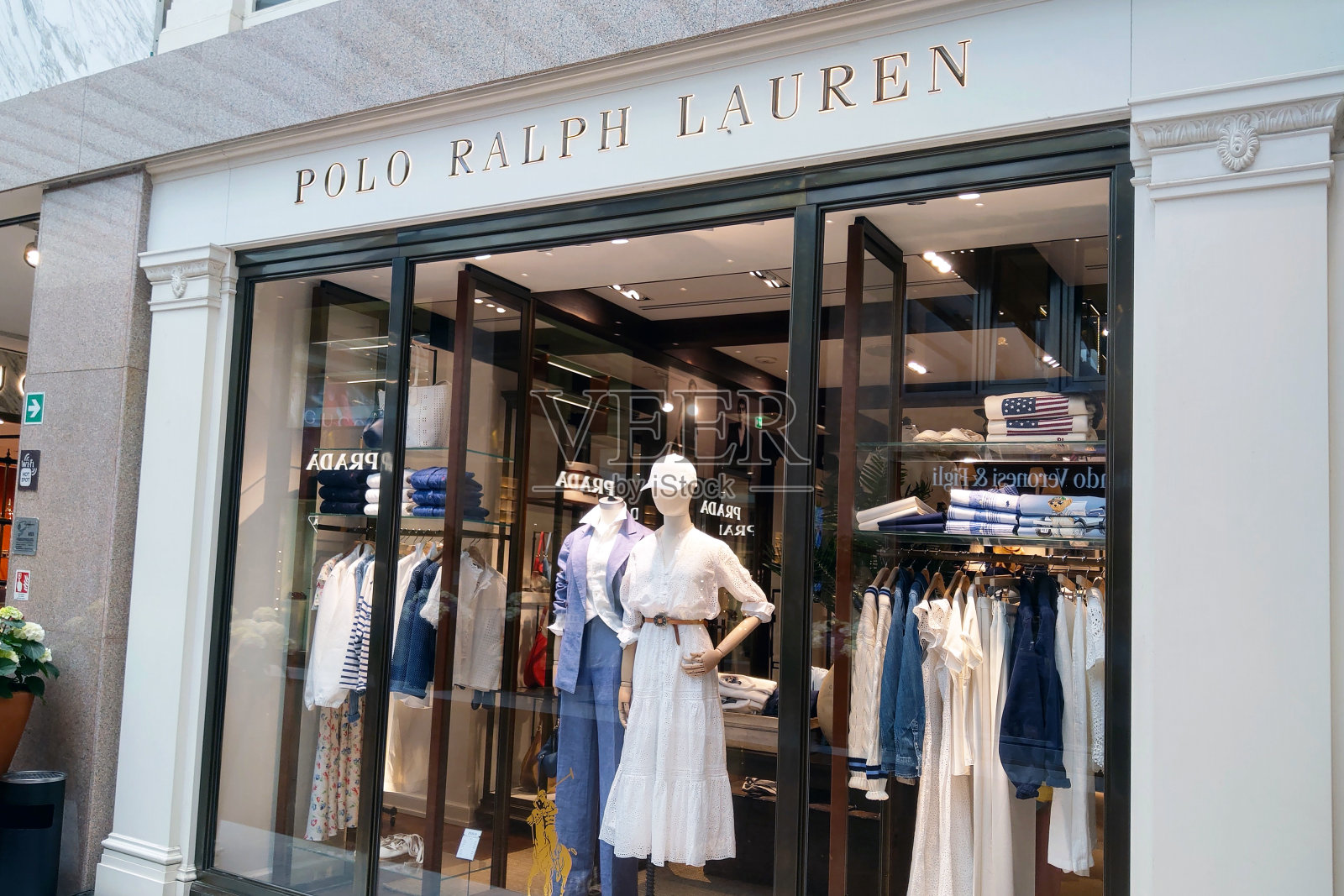 奢侈时尚服装店面，特色Polo拉尔夫劳伦显示-零售设计印刷，卡片，海报照片摄影图片