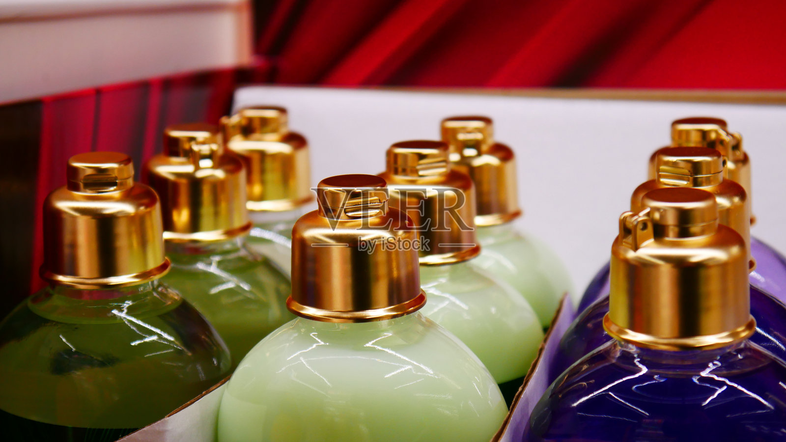 许多彩色香水瓶的特写照片摄影图片