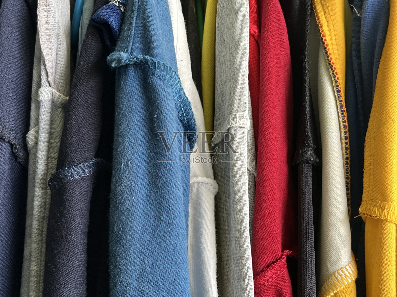 市场上挂的衣服照片摄影图片