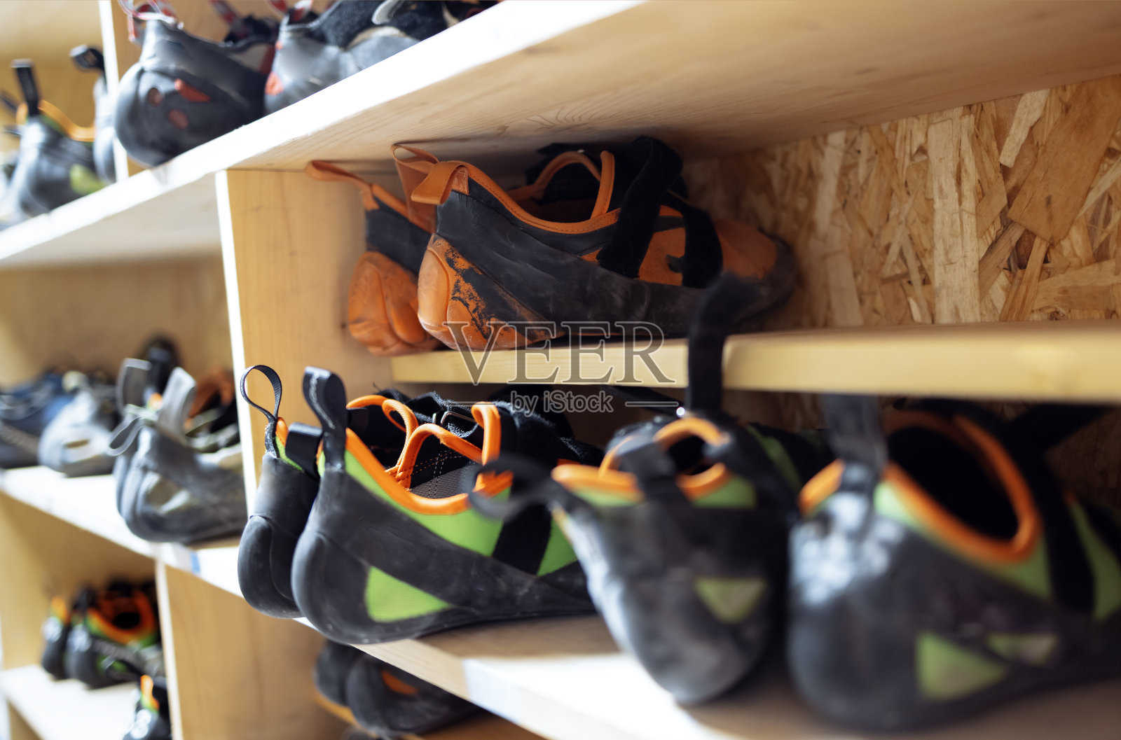 攀岩专用运动鞋。木制架子上有攀岩训练鞋。照片摄影图片